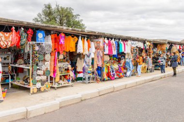Teotihuacan, Meksika - 27 Ekim 2016: Turistler arasında popüler olan orijinal geleneksel Meksika hediyelik eşya ve giyim pazar yeri.