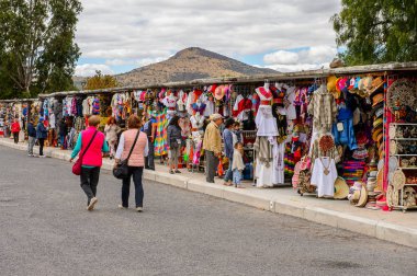 Teotihuacan, Meksika - 27 Ekim 2016: Turistler arasında popüler olan orijinal geleneksel Meksika hediyelik eşya ve giyim pazar yeri.