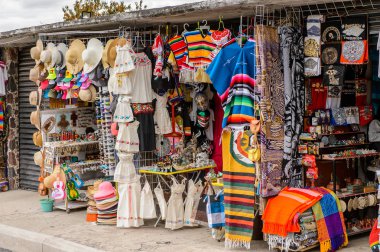 Teotihuacan, Meksika - 27 Ekim 2016: Turistler arasında popüler olan orijinal geleneksel Meksika hediyelik eşya ve giyim pazar yeri.