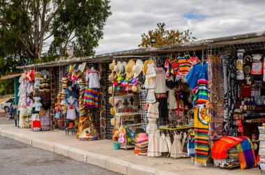 Teotihuacan, Meksika - 27 Ekim 2016: Turistler arasında popüler olan orijinal geleneksel Meksika hediyelik eşya ve giyim pazar yeri.