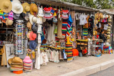 Teotihuacan, Meksika - 27 Ekim 2016: Turistler arasında popüler olan orijinal geleneksel Meksika hediyelik eşya ve giyim pazar yeri.
