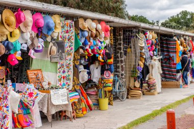 Teotihuacan, Meksika - 27 Ekim 2016: Turistler arasında popüler olan orijinal geleneksel Meksika hediyelik eşya ve giyim pazar yeri.