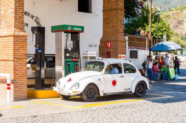 Taxco, Meksika - 28 Ekim 2016: Gazoline istasyonu Pemex, Taxco, Meksika. Kasaba Gümüş ürünleri ile bilinir