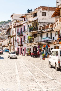 Taxco, Meksika - 28 Ekim 2016: Taxco, Meksika'nın mimarisi ve caddesi. Kasaba Gümüş ürünleri ile bilinir