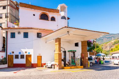 Taxco, Meksika - 28 Ekim 2016: Gazoline istasyonu Pemex, Taxco, Meksika. Kasaba Gümüş ürünleri ile bilinir