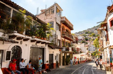 Taxco, Meksika - 28 Ekim 2016: Taxco, Meksika'nın mimarisi ve caddesi. Kasaba Gümüş ürünleri ile bilinir
