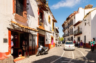 Taxco, Meksika - 28 Ekim 2016: Taxco, Meksika'nın mimarisi ve caddesi. Kasaba Gümüş ürünleri ile bilinir