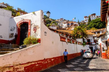 Taxco, Meksika - 28 Ekim 2016: Taxco, Meksika'nın güzel mimarisi. Kasaba Gümüş ürünleri ile bilinir