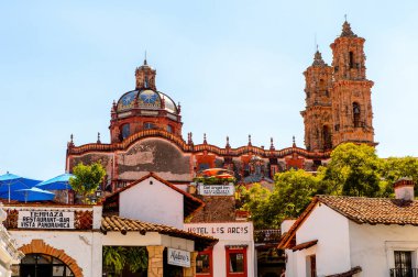Taxco, Meksika - 28 Ekim 2016: Santa Prisca Kilisesi, Taxco de Alarcn, Guerrero, Meksika. 1751 ve 1758 yılları arasında inşa edilmiştir  