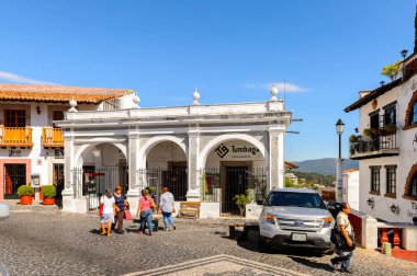 Taxco, Meksika - 28 Ekim 2016: Taxco, Meksika'nın güzel mimarisi. Kasaba Gümüş ürünleri ile bilinir