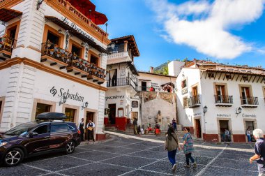 Taxco, Meksika - 28 Ekim 2016: Taxco, Meksika'daki Ana meydan (Zocalo). Kasaba Gümüş ürünleri ile bilinir