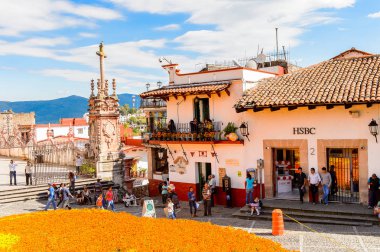Taxco, Meksika - 28 Ekim 2016: Taxco, Meksika'daki Ana meydan (Zocalo). Kasaba Gümüş ürünleri ile bilinir