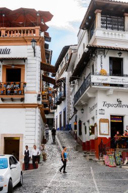 Taxco, Meksika - 28 Ekim 2016: Taxco, Meksika'nın ana meydanının mimarisi. Kasaba Gümüş ürünleri ile bilinir