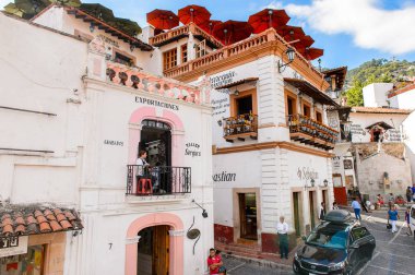 Taxco, Meksika - 28 Ekim 2016: Taxco, Meksika'daki Ana meydan (Zocalo). Kasaba Gümüş ürünleri ile bilinir
