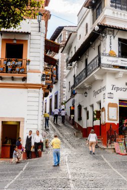 Taxco, Meksika - 28 Ekim 2016: Taxco, Meksika'nın ana meydanının mimarisi. Kasaba Gümüş ürünleri ile bilinir