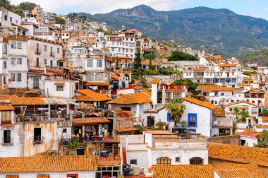 Taxco, Meksika - 28 Ekim 2016: Taxco, Meksika'nın havadan görünümü. Kasaba Gümüş ürünleri ile bilinir