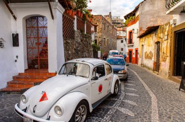Taxco, Meksika - 28 Ekim 2016: Taxco, Meksika caddesinde taksi. Kasaba Gümüş ürünleri ile bilinir