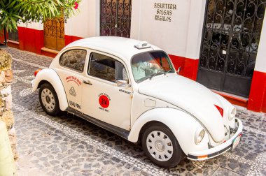 Taxco, Meksika - 28 Ekim 2016: Taxco, Meksika caddesinde beyaz taksi. Kasaba Gümüş ürünleri ile bilinir