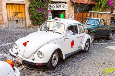 Taxco, Meksika - 28 Ekim 2016: Taxco, Meksika caddesinde beyaz taksi. Kasaba Gümüş ürünleri ile bilinir