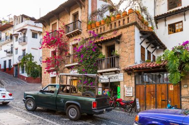 Taxco, Meksika - Eki 28, 2016: Taxco sokak güzel görünümü , Meksika. Kasaba Gümüş ürünleri ile bilinir
