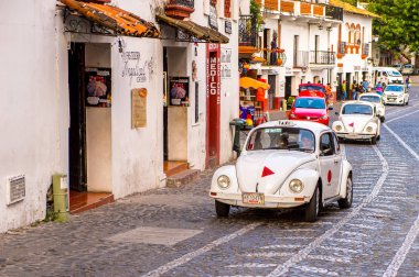 Taxco, Meksika - Eki 28, 2016: Taxco sokakta Beyaz Taksi araba, Meksika. Kasaba Gümüş ürünleri ile bilinir