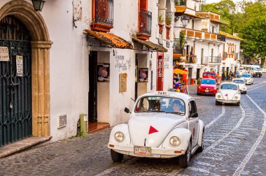 Taxco, Meksika - Eki 28, 2016: Taxco sokakta Beyaz Taksi araba, Meksika. Kasaba Gümüş ürünleri ile bilinir