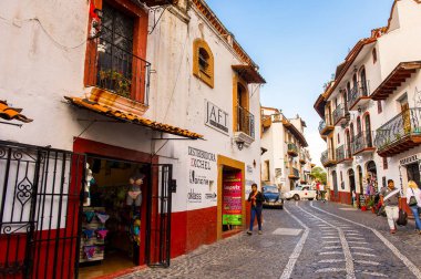 Taxco, Meksika - Eki 28, 2016: Taxco sokak güzel görünümü , Meksika. Kasaba Gümüş ürünleri ile bilinir
