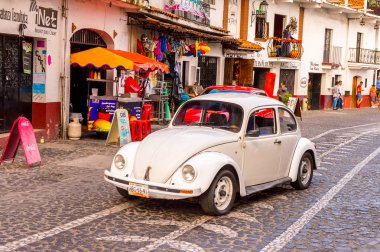 Taxco, Meksika - Eki 28, 2016: Taxco sokakta Beyaz Taksi araba, Meksika. Kasaba Gümüş ürünleri ile bilinir