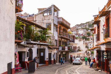 Taxco, Meksika - Eki 28, 2016: Taxco sokak güzel görünümü , Meksika. Kasaba Gümüş ürünleri ile bilinir