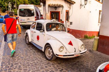 Taxco, Meksika - Eki 28, 2016: Taxco sokakta Beyaz Taksi araba, Meksika. Kasaba Gümüş ürünleri ile bilinir