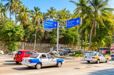 Acapulco, Meksika - 29 Ekim 2016: Havaalanı yön işareti, Acapulco de Juarez Mimarisi, Meksika'nın Pasifik kıyısındaguerrero eyaletinde önemli bir liman