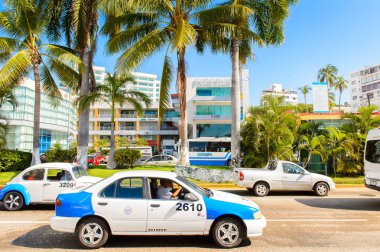 Acapulco, Meksika - 29 Ekim 2016: Meksika'nın Pasifik kıyısındaki Guerrero eyaletinde ki önemli bir liman olan Acapulco de Juarez'de trafik
