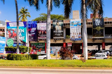 Acapulco, Meksika - 29 Ekim 2016: Meksika'nın Pasifik kıyısındaki Guerrero eyaletinde önemli bir liman olan Acapulco de Juarez'deki reklam afişleri