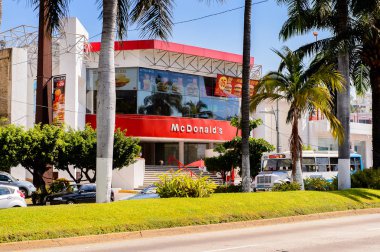 Acapulco, Meksika - 29 Ekim 2016: Meksika'nın Pasifik kıyısındaki Guerrero eyaletinde önemli bir liman olan Acapulco de Juarez'deki Mcdonald's restoranı