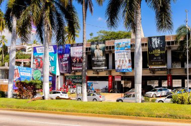 Acapulco, Meksika - 29 Ekim 2016: Meksika'nın Pasifik kıyısındaki Guerrero eyaletinde önemli bir liman olan Acapulco de Juarez'deki reklam afişleri