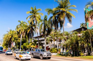 Acapulco, Meksika - 29 Ekim 2016: Meksika'nın Pasifik kıyısındaki Guerrero eyaletinde ki önemli bir liman olan Acapulco de Juarez'de trafik