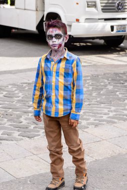 Puebla, Meksika - 30 Ekim 2016: Ölüler Günü için zombi olarak resmedilen tanımlanamayan çocuk (Dia de los Muertos), ulusal Meksika tatili, Unesco İnsanlığın Somut Olmayan Kültürel Mirası
