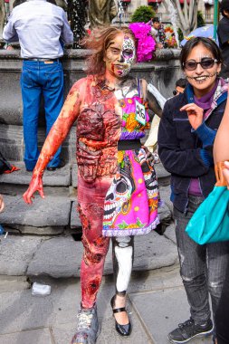 Puebla, Meksika - 30 Ekim 2016: Ölüler Günü için giyinmiş kimliği belirsiz kız (Dia de los Muertos), ulusal Meksika tatili, Unesco İnsanlığın Somut Olmayan Kültürel Mirası