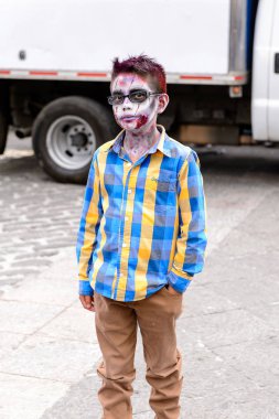 Puebla, Meksika - 30 Ekim 2016: Ölüler Günü için zombi olarak resmedilen tanımlanamayan çocuk (Dia de los Muertos), ulusal Meksika tatili, Unesco İnsanlığın Somut Olmayan Kültürel Mirası