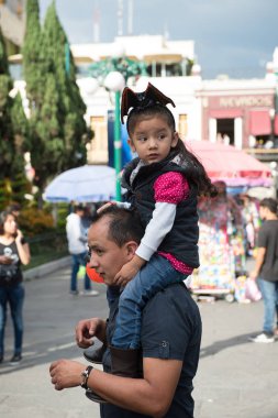 Puebla, Meksika - 30 Ekim 2016: Ölüler Günü için giyinmiş kimliği belirsiz kız (Dia de los Muertos), ulusal Meksika tatili, Unesco İnsanlığın Somut Olmayan Kültürel Mirası