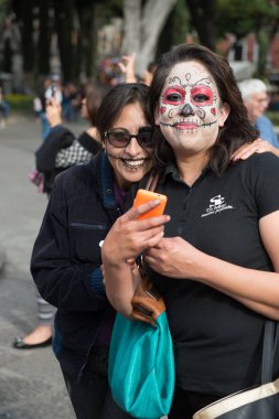 Puebla, Meksika - 30 Ekim 2016: Ölüler Günü için çizilen kimliği belirsiz kız (Dia de los Muertos), ulusal Meksika tatili, Unesco İnsanlığın Somut Olmayan Kültürel Mirası
