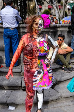 Puebla, Meksika - 30 Ekim 2016: Ölüler Günü için giyinmiş kimliği belirsiz kız (Dia de los Muertos), ulusal Meksika tatili, Unesco İnsanlığın Somut Olmayan Kültürel Mirası