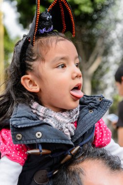 Puebla, Meksika - 30 Ekim 2016: Ölüler Günü için giyinmiş kimliği belirsiz kız (Dia de los Muertos), ulusal Meksika tatili, Unesco İnsanlığın Somut Olmayan Kültürel Mirası