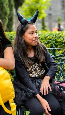 Puebla, Meksika - 30 Ekim 2016: Ölüler Günü için giyinmiş kimliği belirsiz kız (Dia de los Muertos), ulusal Meksika tatili, Unesco İnsanlığın Somut Olmayan Kültürel Mirası