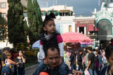 Puebla, Meksika - 30 Ekim 2016: Ölüler Günü için giyinmiş kimliği belirsiz kız (Dia de los Muertos), ulusal Meksika tatili, Unesco İnsanlığın Somut Olmayan Kültürel Mirası
