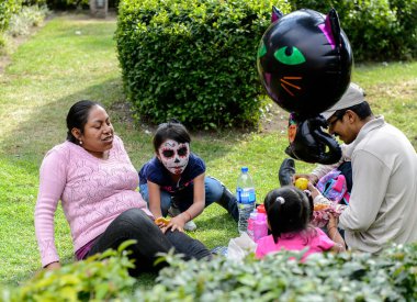 Puebla, Meksika - 30 Ekim 2016: Ölüler Günü için giyinmiş kimliği belirsiz insanlar (Dia de los Muertos), ulusal Meksika tatili, Unesco İnsanlığın Somut Olmayan Kültürel Mirası