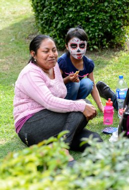 Puebla, Meksika - 30 Ekim 2016: Ölüler Günü için giyinmiş kimliği belirsiz insanlar (Dia de los Muertos), ulusal Meksika tatili, Unesco İnsanlığın Somut Olmayan Kültürel Mirası