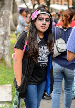 Puebla, Meksika - 30 Ekim 2016: Ölüler Günü için giyinmiş kimliği belirsiz kız (Dia de los Muertos), ulusal Meksika tatili, Unesco İnsanlığın Somut Olmayan Kültürel Mirası