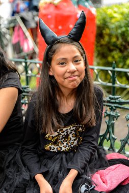 Puebla, Meksika - 30 Ekim 2016: Ölüler Günü için giyinmiş kimliği belirsiz kız (Dia de los Muertos), ulusal Meksika tatili, Unesco İnsanlığın Somut Olmayan Kültürel Mirası