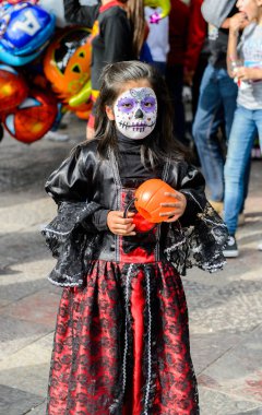 Puebla, Meksika - 30 Ekim 2016: Ölüler Günü için giyinmiş ve boyanmış tanımlanamayan kız (Dia de los Muertos), ulusal Meksika tatili, Unesco İnsanlığın Somut Olmayan Kültürel Mirası